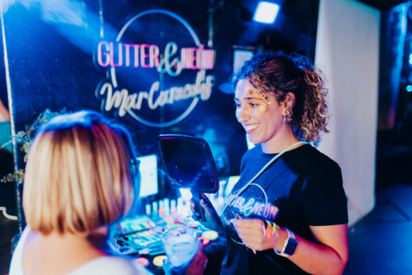 Mar maquillando en el stand Glitter & Neón