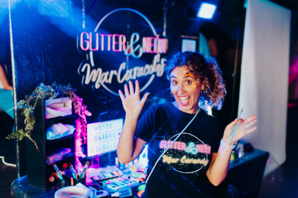 Mar en el stand Glitter & Neón