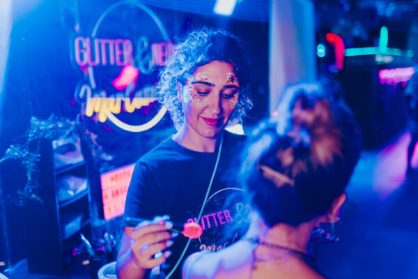Mar maquillando en el stand Glitter & Neón